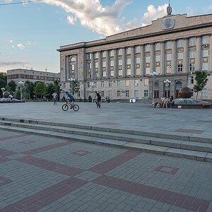 Hier auf dem Vorplatz des Parlamentsgebäudes stand früher mal die obligatorische Lenin-Statue