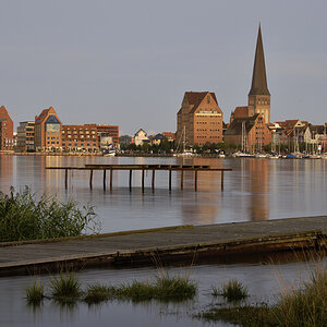 2. September 2017 - Warnow mit Stadthafenkulisse kurz nach Sonnenuntergang