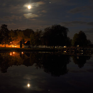 Ein wirklich ruhiger Abend im Mai 2015 mit spiegelglatter Wasseroberfläche. Am Sternberger See zeigte sich der Mond mit Jupiter und Venus als nächtlic