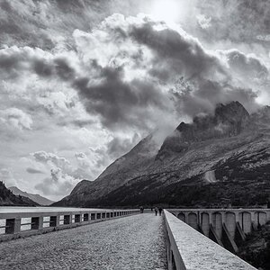 Auf dem Fedaia-Staudamm in den Dolomiten