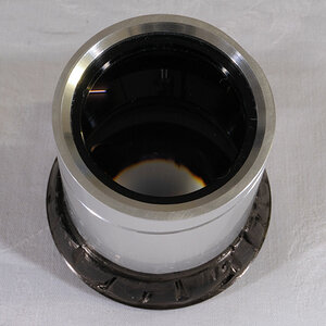 Makro-Vorsatz-Objektiv aus einem 90mm/2.5 Projektionsobjektiv, wobei ich den Tubus gekürzt und ein 52mm-Gewinde angebaut habe.
Damit kommt das SIGMA 9