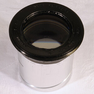 Makro-Vorsatz-Objektiv aus einem 90mm/2.5 Projektionsobjektiv, wobei ich den Tubus gekürzt und ein 52mm-Gewinde angebaut habe.
Damit kommt das SIGMA 9