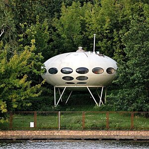 Da scheint ein Ufo in Berlin an der Spree gelandet zu sein :-)