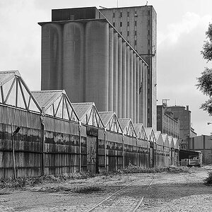 Wellblechhallen und Getreidesilos am alten Hafen von Antwerpen, bonnescape