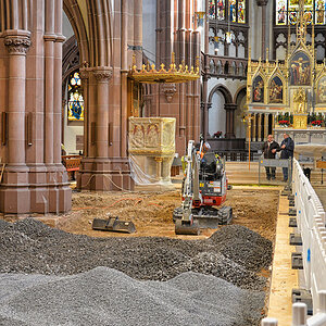 bagger in kirche 1200