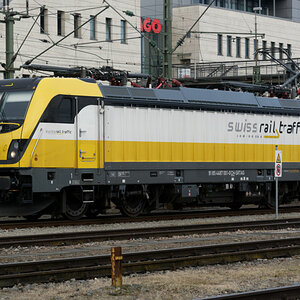 Lokomotive TRAXX LM F140 AC3 der Swiss Rail Traffic zieht den Zug in die Schweiz
DSF 0246 red2