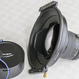 AKG 1557