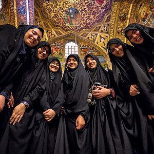 Vor rund einem Jahr war ich zum ersten Mal im IRAN. Es war eine fantastische Reise und ich war tief beeindruckt von der Freundlichkeit der Menschen, d