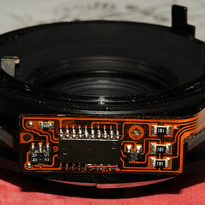 Ein alter Autofokus-Telekonverter von Nikon: AF TC 16 A
So von mir umgebaut, dass er an FujiS1pro/D60/D200/D80 funktioniert!
Die Kontaktschiene am Baj