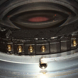 Ein alter Autofokus-Telekonverter von Nikon: AF TC 16 A
So von mir umgebaut, dass er an FujiS1pro/D60/D200/D80 funktioniert!
Die Kontaktschiene am Baj
