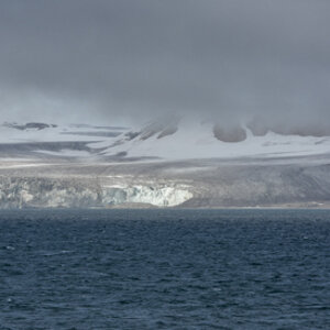 2016  0731 Regenschauer über der Hinlopenstraße vor den Gletschern von Nordaustlandet/Spitzbergen