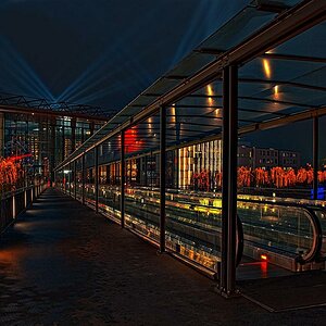 Brücke in die Autostadt Wolfsburg. Aufgenommen 2006 mit Nikon D70 und 18-70mm @18mm F8