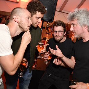 gestelltes Planungsgesprech von RTL auf einer Promiparty
