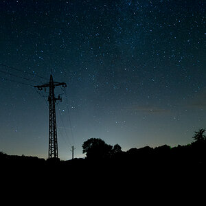 Strommast unter dem Sternenhimmel