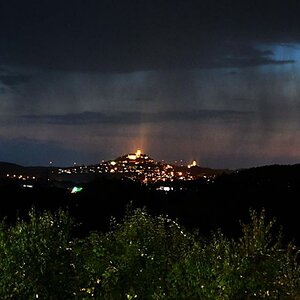 Regen über Burg Gleiberg in Mittelhessen
