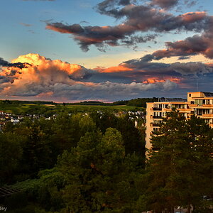Blaue Stunde kurz vor Sonnenuntergang am 13.8.2018
Blick auf den Waldpark und die Weinberge von Eisingen