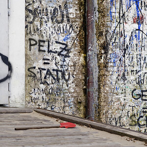 Graffitti neben der Hamburger Strandperle   
D 700 & Olympus OM Zuiko Auto-Macro 90mm 1:2   
1/125   Iso 400   f 4   
9.1.2018 16:12 Uhr   
DSC004