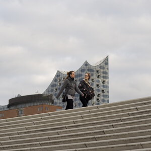 Elbphilharmonie : Ansichten   
 Hamburg, unter der S-Bahnhaltestelle Baumwall   
 D 700 & Olympus OM Zuiko Auto-Macro 90mm 1:2   
 1/640   Iso 200