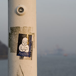 Sektion Blickstreik   
Sonnenuntergang in Hamburg Teufelsbrück   
D 700 & Olympus OM Zuiko Auto-Macro 90mm 1:2   
1/100   Iso 200   f vergessen   
9.2
