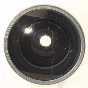 Selbstgebaut: Fisheye-Vorsatz mit über 180° Bildwinkel
aus einer alten bikonvexen 18-Dioptrien-Sammellinse,
einer bikonkaven Streulinse eines alten Fi
