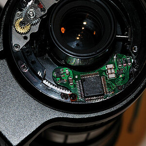 Mein defekt gekauftes und repariertes SIGMA AF 170-500 APO Telezoom:
Die CPU-Platine und alle Kabel waren herausgerissen, der Rear-Fokus-Trieb war an 