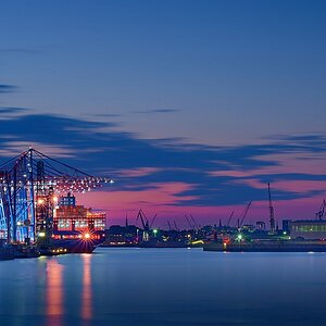 Containerterminal Tollerort Hamburg abends