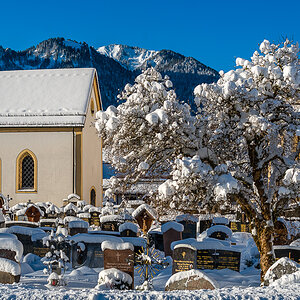 Kirchhof im Schnee