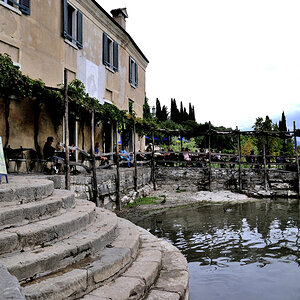 Kleiner Hafen an einem Historischem Seehotel, Gardasee