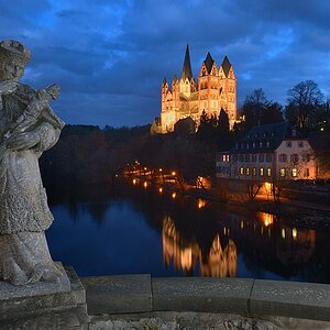 Limburger Dom von der alten Lahnbrücke mit der Steinfigur des heiligen Johann von Nepomuk