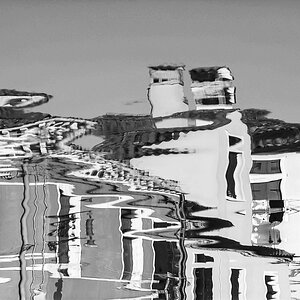 Spiegelungen von Burano-Häusern