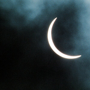 Sonnenfinsternis 1999 in München.
1200 mm Tele F 1:32 1/2000s auf Ektachrome 200,
Ausschnitt.