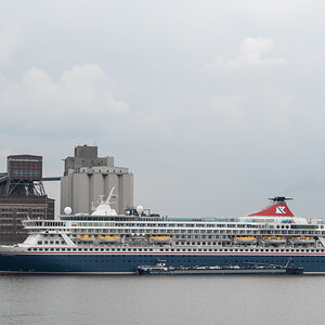 "Balmoral" der Fred. Olsen Cruise Lines am Getreidekai in Bremen, bezieht gerade Bunker von "TMS Piz Bever".
