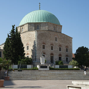 Ghazi Kassim Moschee Pecs.jpg