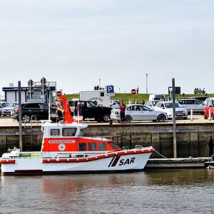 _DSC8132 Ein SAR und ein Forschungsboot.jpg