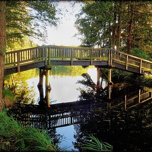_Eine Brücke im Park.jpg