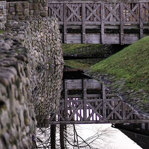 Die Brücke über den Wassergraben.jpg