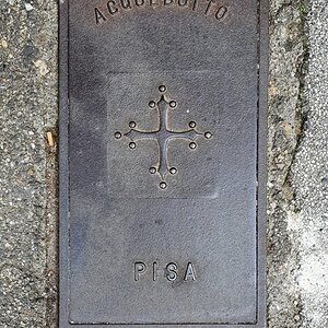 Kanaldeckel Pisa