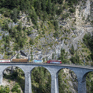 Zug auf Landwasserviadukt.jpg