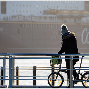 028 027 Kiel - Schiffegucken an der Kiellinie geht auch mit Fahrrad