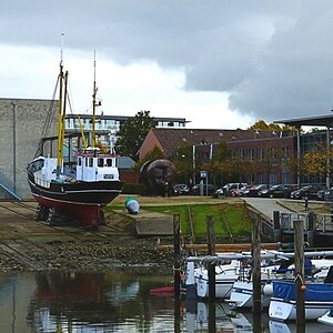 Husumer Innenhafen mit Tonnenleger Hildegard.jpg