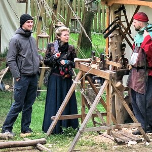 1-53 Hier werden Werkzeuggriffe und Bögen her-fertiggestellt..jpg