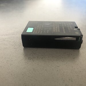 Nikon Akku mit defektem Gehäuse