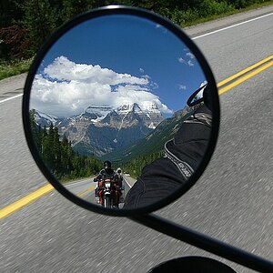 Manuela und Mt. Robson (Kanada) im Rückspiegel
