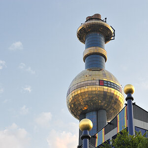 20090808 054749 Wien 2
Müllverbrennungsanlage Spittelau
künstlerisch gestaltete Fassade von Friedensreich Hundertwasser