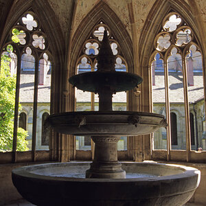 Maulbronn, Brunnen im Kreuzgang