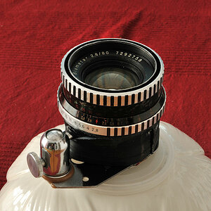 Ein Tilt&Shift-Objektiv selbstgebaut:
Altes PentaconSix-Objektiv Carl Zeiss Biometar 80mm f/2,8
auf Bajonettplatte mit Stativkugelkopf und Gummischürz