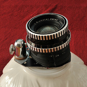 Ein Tilt&Shift-Objektiv selbstgebaut:
Altes PentaconSix-Objektiv Carl Zeiss Biometar 80mm f/2,8
auf Bajonettplatte mit Stativkugelkopf und Gummischürz