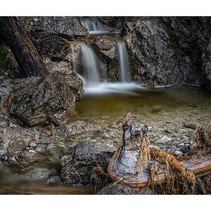 Holz vor Wasserfall