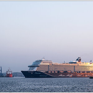 550 Kreuzfahrtschiff mit Sonnenuntergang