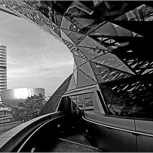 Vierzylinder von der BMW-Welt aus gesehen